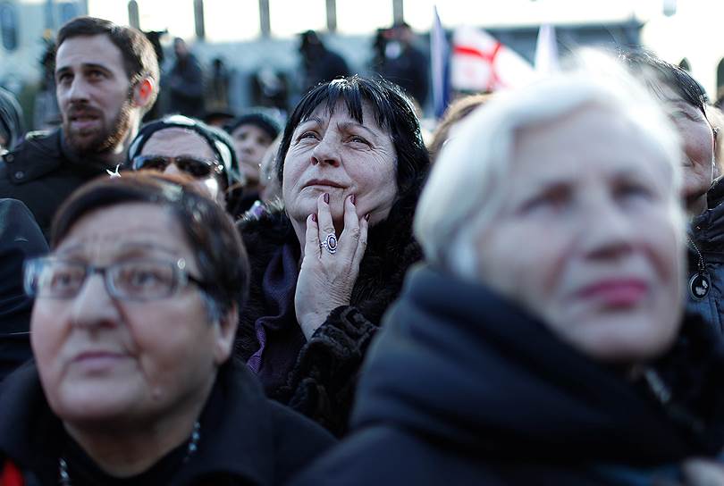 Сторонники оппозиции во время митинга в Тбилиси