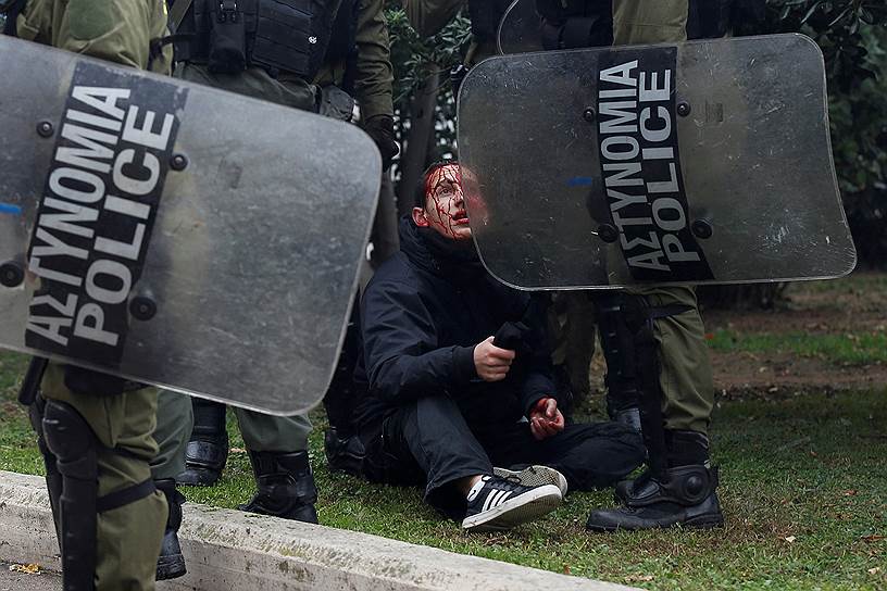Афины, Греция. Полиция задержала 10 человек после столкновений во время митинга, посвященного 10-летию убийства полицейским 15-летнего подростка 
