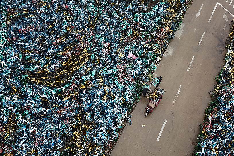 Хэфэй, провинция Аньхой, Китай. Тысячи конфискованных за незаконную парковку велосипедов