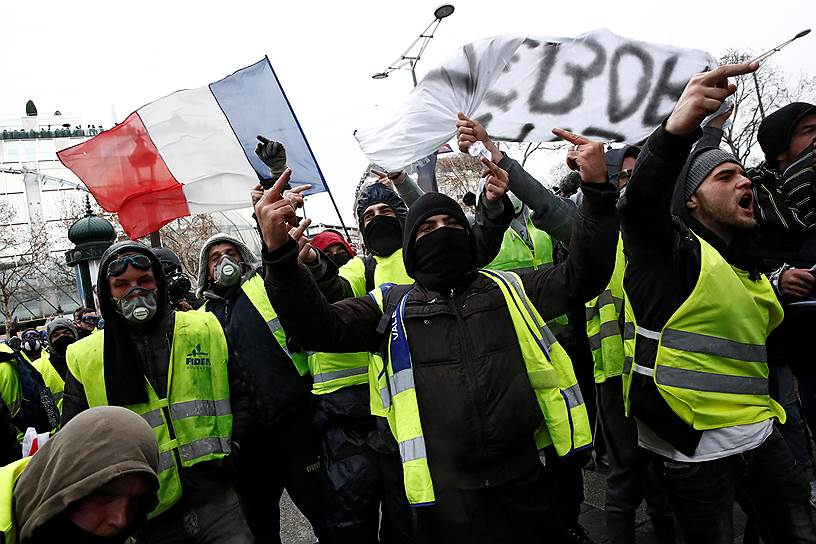 Полиция приступила к задержаниям демонстрантов в Париже с семи утра. Первые аресты произошли не на манифестациях, а на вокзалах и станциях метро при проверках документов молодежи, приехавшей в столицу. Полиция стремилась не допустить на демонстрацию потенциально опасных участников. По сообщениям МВД, около 20 человек, идентифицированных в качестве погромщиков на прошлой демонстрации, были арестованы накануне