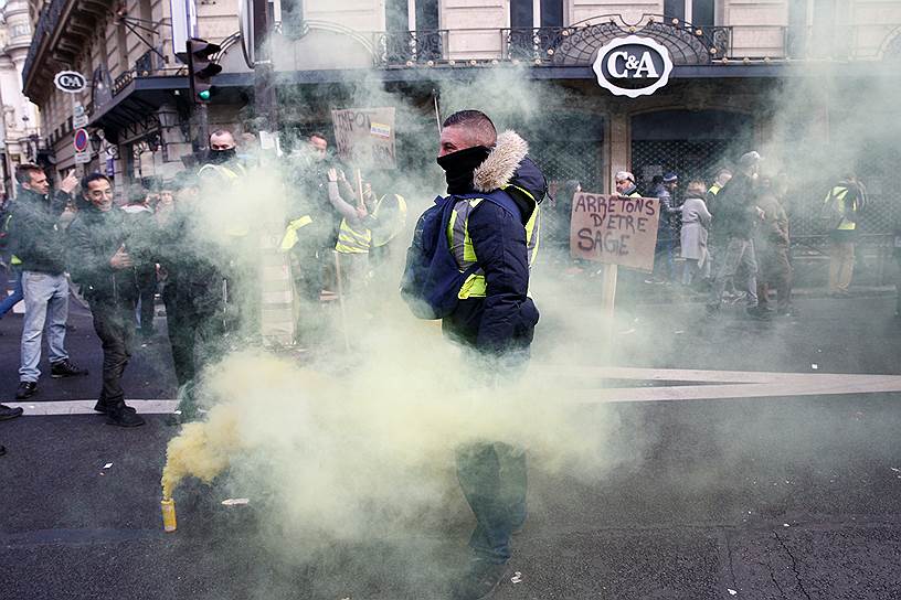 Полиция применяла по отношению к демонстрантам слезоточивый газ, резиновые пули, газовые гранаты. «Желтые жилеты» кидались в них камнями, строительным мусором, баллончиками с краской, бутылками с водой