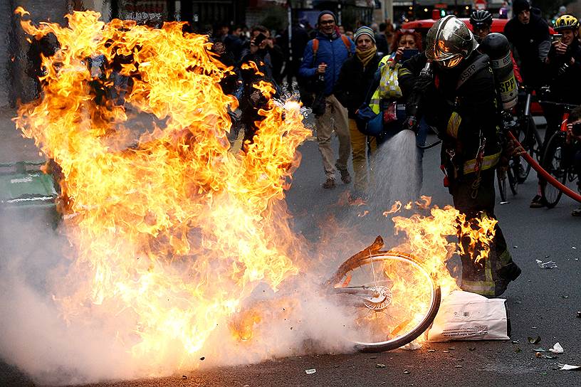 В МВД Франции в воскресенье сообщили, что число задержанных в ходе протестов превысило 1700 человек