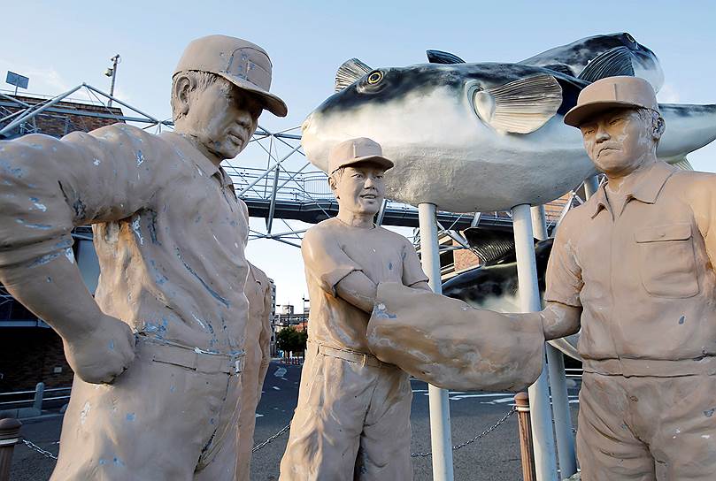 Симоносеки, Япония. Статуи мужчин перед рыбным рынком на фоне рыбы фугу