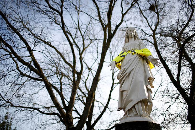 Нант, Франция. Статуя Девы Марии в желтом жилете