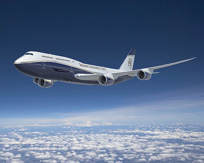 В компании уточнили, что уже получили 21 предзаказ на новые лайнеры. В сообщении подразделения Boeing говорится о двух самолетах: BBJ-777-8 и BBJ-777-9. Первый без дозаправки сможет преодолевать до 21570 км, второй — до 20370 км