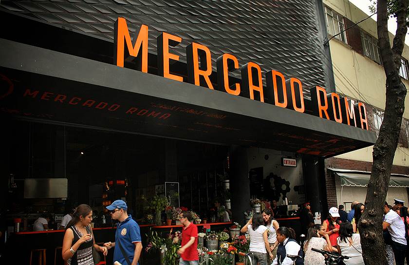 Mercado Roma открылся в столице Мексики в 2014 году. Помимо киосков и заведений общепита на территории есть книжный магазин для поваров и гурманов, художественная галерея. Площадь комплекса — почти 1,8 тыс. кв. м