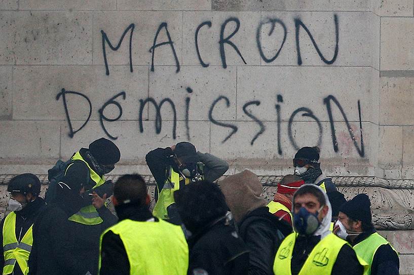 10 декабря. Президент Франции Эмманюэль Макрон &lt;a href=&quot;/doc/3826911&quot;>объявил&lt;/a> «чрезвычайное экономическое и социальное положение» в стране на фоне протестов «желтых жилетов» 