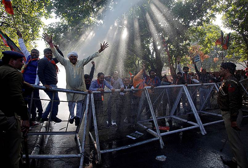 Чандигарх, Индия. Сторонники «Индийской народной партии» на митинге против «Индийского национального конгресса», который они обвиняют в дезинформации