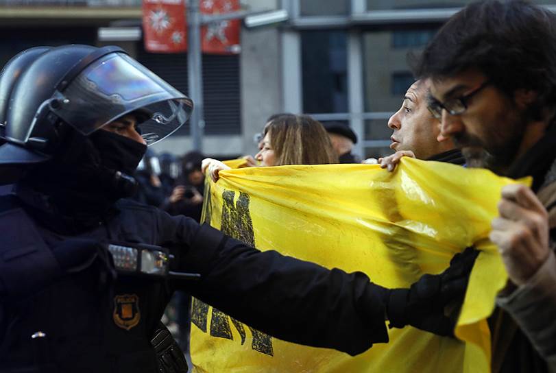 Причиной различных акций протеста, проходящих 21 декабря в Барселоне, стало назначенное на этот день заседание Совета министров Испании, которое обычно проходит по пятницам в Мадриде