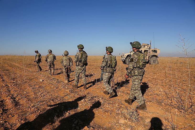 19 декабря Дональд Трамп объявил о выводе американских войск из Сирии и победе над «Исламским государством». 21 декабря после потери поддержки США курды заявили об усилении атак ИГ в провинции Дейр-эз-Зор на восточном берегу Евфрата