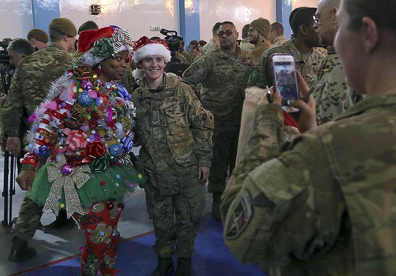 Кабул, Афганистан. Солдаты армии США и НАТО празднуют Рождество
