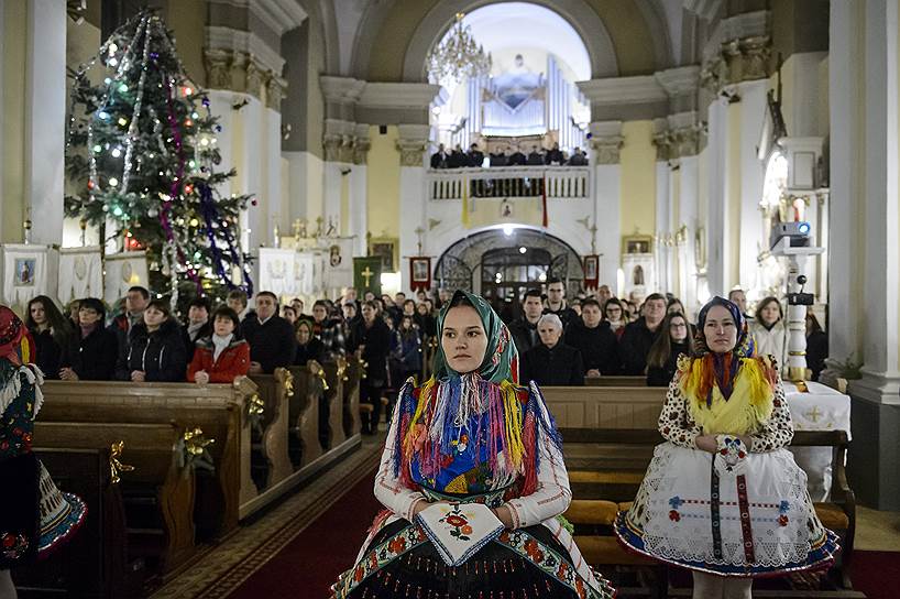 Буяк, Венгрия. Прихожане в национальных костюмах на службе в соборе Святого Мартина Турского 