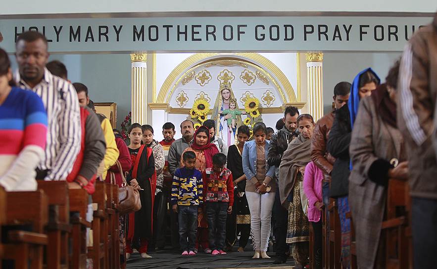 Джамму, Индия. Прихожане на службе в церкви Пресвятой Девы Марии 