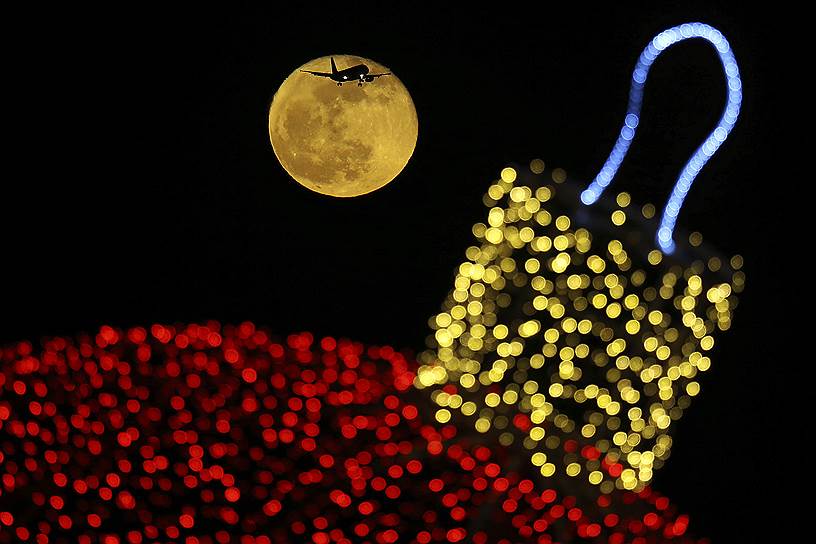 Ларнака, Кипр. Рождественские украшения на фоне самолета, готовящегося к приземлению 