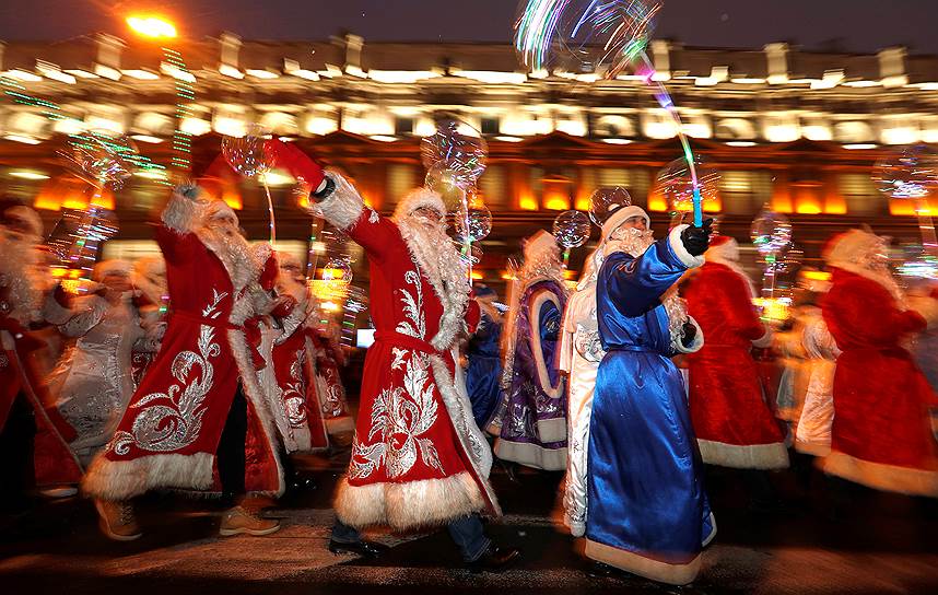 Минск, Белоруссия. Предрождественский марш в костюмах Деда Мороза и Снегурочки 