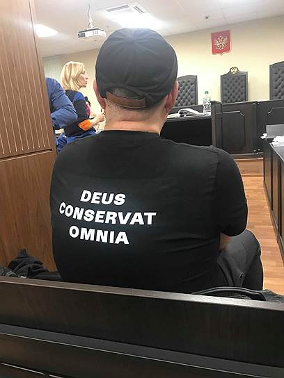 «Deus conservat omnia» («Бог сохраняет все»; из спектакля Кирилла Серебренникова «Ахматова. Поэма без героя». Эта фраза с фамильного герба Шереметевых — в их бывшей усадьбе в петербургском Фонтанном доме долгое время жила Анна Ахматова)