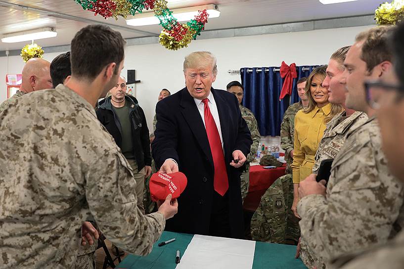 Президент США Дональд Трамп и первая леди США Мелания Трамп во время посещения американской военной базы в Ираке