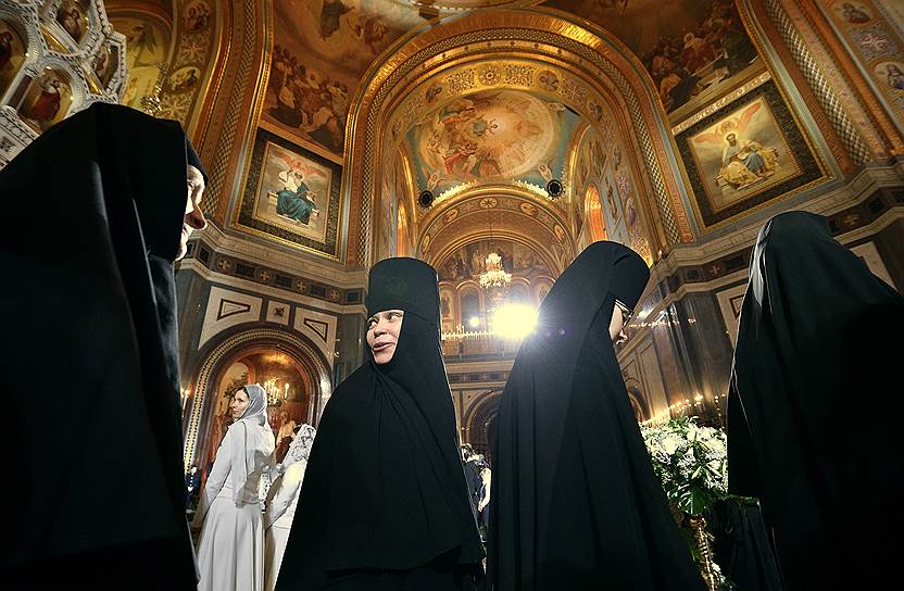 Монахини  в Храме Христа Спасителя