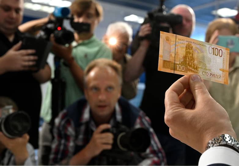 Летом 2022 ЦБ представил обновленную банкноту номиналом 100 рублей. Основное изображение лицевой стороны банкноты — фрагмент Спасской башни Кремля, а оборотной стороны банкноты — Ржевский мемориал Советскому Cолдату