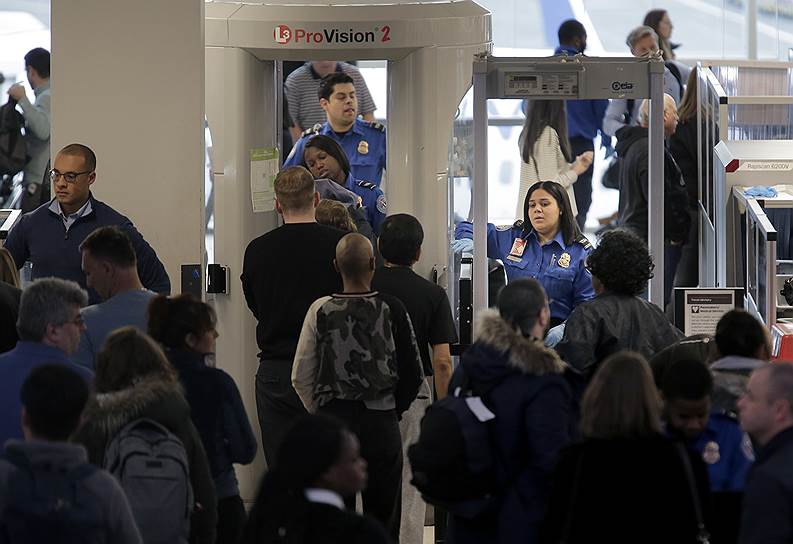 Из-за нехватки сотрудников Администрации транспортной безопасности в аэропортах США увеличиваются очереди
&lt;br>На фото: аэропорт Ньюарка в Нью-Джерси 7 января
