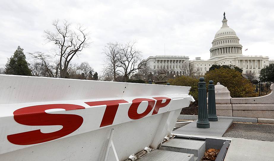 Шатдаун (shutdown) в дословном переводе означает «закрытие», «отключение», «остановка» и подразумевает прекращение работы части госучреждений, финансируемых Конгрессом, из-за отсутствия согласованного бюджета на финансовый год