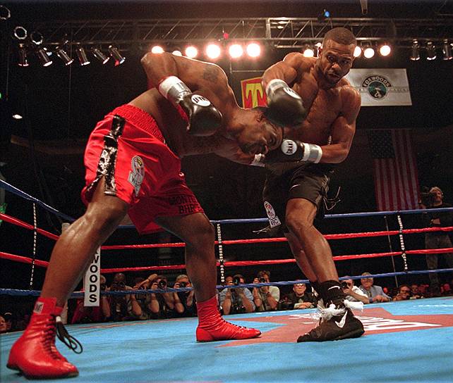 После 34 побед на профессиональном ринге боксер потерпел первое поражение в марте 1997 года — от американца Монтелла Гриффина. Судьи дисквалифицировали Джонса за удар упавшего соперника. Но уже в августе того же года Рой Джонс вернул себе титул WBC в полутяжелом весе, нокаутировав Гриффина в матче-реванше (на фото)
