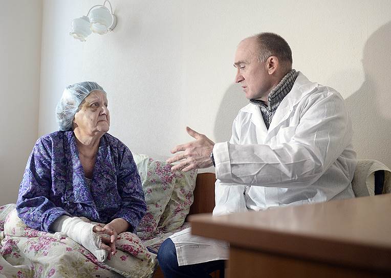  Губернатор Челябинской области Борис Дубровский во время посещения пострадавших при обрушении жилого дома.
