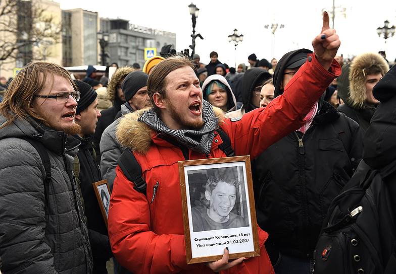 Участники акции в память об убитых адвокате Станиславе Маркелове и журналистке «Новой газеты» Анастасии Бабуровой