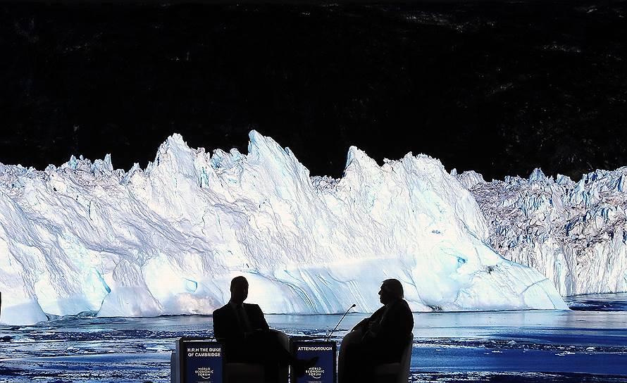 Давос, Швейцария. Принц Уильям (слева) и телеведущий Дэвид Аттенборо смотрят документальный фильм «Наша планета» во время сессии в рамках Всемирного экономического форума