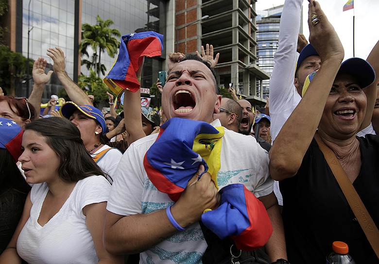 Протестующие оппозиционеры скандируют «Мадуро, уходи!»