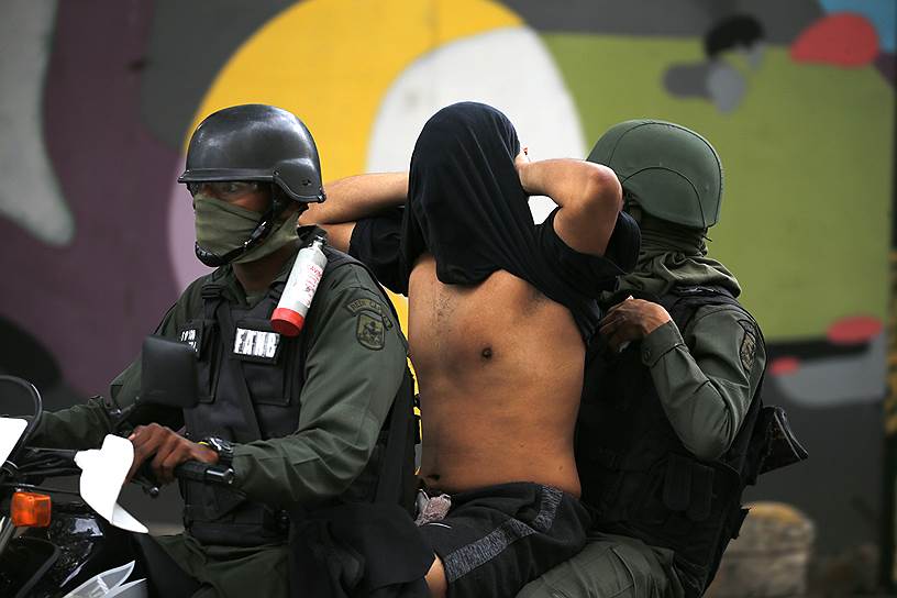 Военные задерживают протестующих в Каракасе