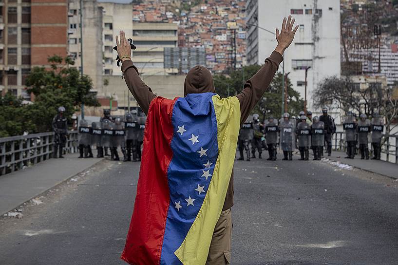 Массовые акции в столице Венесуэлы Каракасе начались утром 23 января