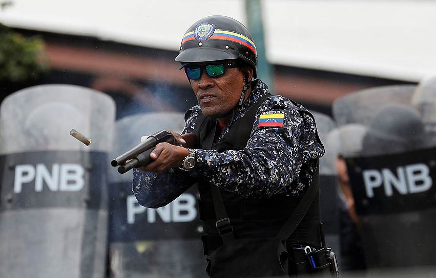 Полицейские применяют резиновые пули против митингующих в Каракасе