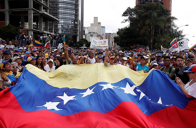 Митингующие перекрыли крупные дорогие Каракаса, движение по ним остановлено