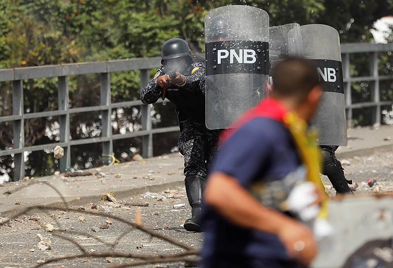 Полицейские стреляют резиновыми пулями по протестующим