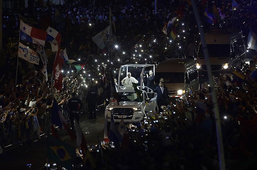 Панама, Панама. Местные жители встречают папу римского Франциска