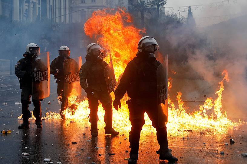 20 января во время митинга на площади Синтагма в Афинах против Преспанского соглашения были ранены около десяти  полицейских