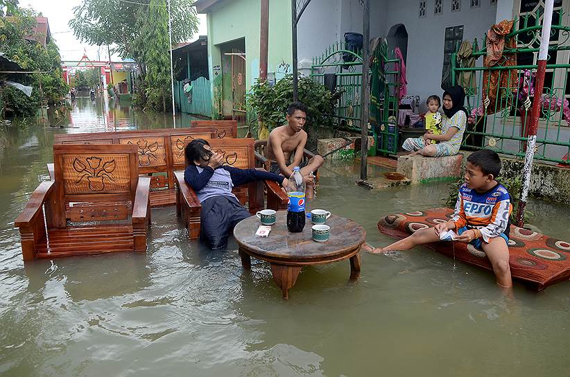 Макасар, Индонезия. Местные жители после наводнения