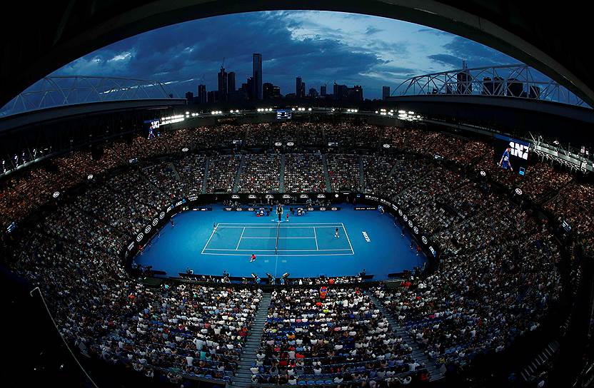 Мельбурн, Австралия. Теннисист Новак Джокович (Сербия) и Люка Пуй (Франция) во время полуфинального матча Australian Open 