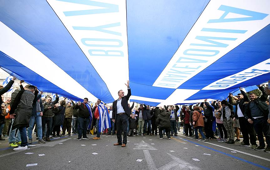 Протестующие под гигантским греческим флагом