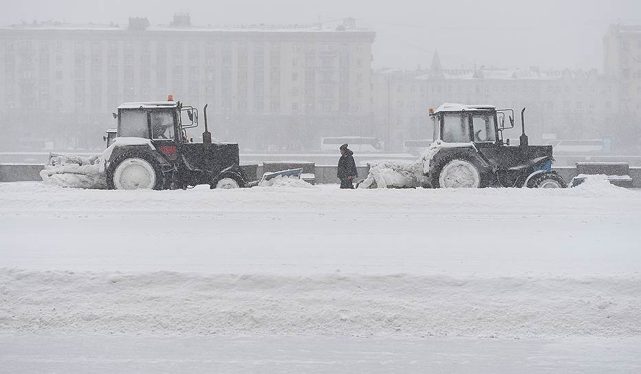 Уборка снега на набережной Москвы-реки