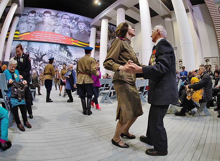 Артисты и посетители во время работы выставочной экспозиции патриотического объединения «Ленрезерв»