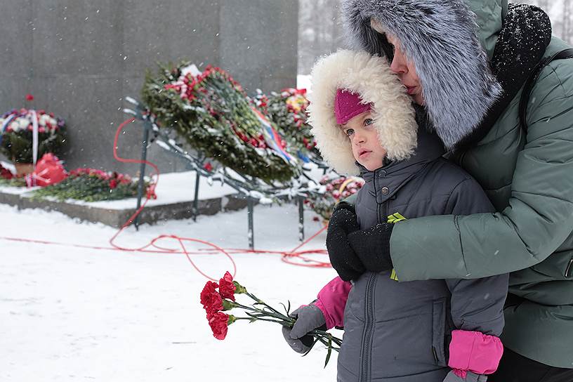 Возложение цветов на Пискаревском мемориальном кладбище