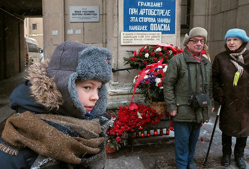 Церемония возложения цветов к мемориалу на Невском проспекте