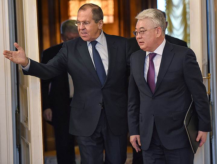 Министр иностранных дел России Сергей Лавров (слева) и министр иностранных дел Казахстана Бейбут Атамкулов