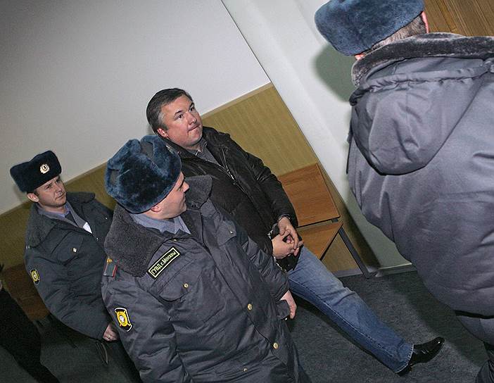 В ноябре 2006 года в Мосгорсуде началось рассмотрение дела «кингисеппской» группировки киллеров. 16 января 2007 года в Бишкеке по обвинению в организации двух убийств был задержан сенатор от Башкирии Игорь Изместьев, он был доставлен в Москву. Позже добавились обвинения в бандитизме, даче взяток, терроризме. 28 декабря 2010 года экс-сенатор был приговорен к пожизненному заключению