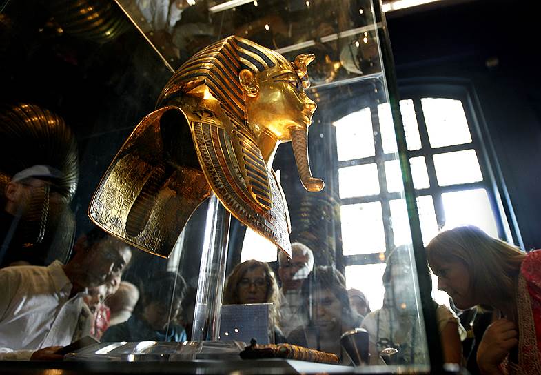 В 2015 году в Каирском музее в Египте золотую десятикилограммовую маску фараона Тутанхамона во время перемещения из залов уронили, и у нее откололась борода. Старшая заведующая отделом Тутанхамона Эльхан Абдельрахман не отнесла маску к профессиональным реставраторам, а позволила мужу приклеить бороду под неправильным углом на эпоксидный клей. Клей потек, и оставшуюся часть соскребли скальпелем, оставив серьезные царапины на подбородке
&lt;br> На фото: маска до реставрации