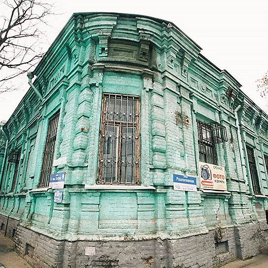 В январе 2018 года в Краснодаре архитекторы обратили внимание на ремонт исторического здания по улице Рашпилевской, с которого убрали всю облицовку, оставив один бетон
&lt;br> На фото: дом 54 по улице Рашпилевской до реставрации