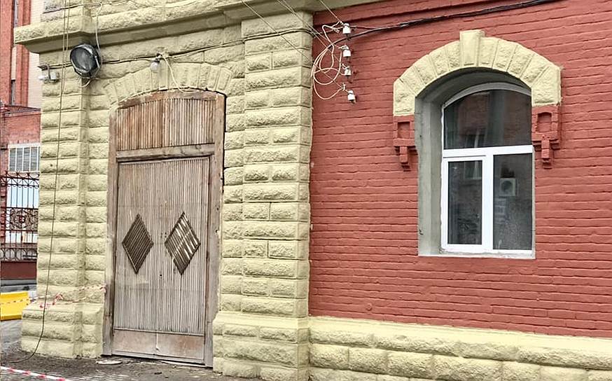 В январе 2018 года жители Челябинска возмутились реставрацией Дома Чикина (ул. Карла Маркса, 101), во время которой заменили оригинальную дверь дома
&lt;br> На фото: Дом Чикина до реставрации