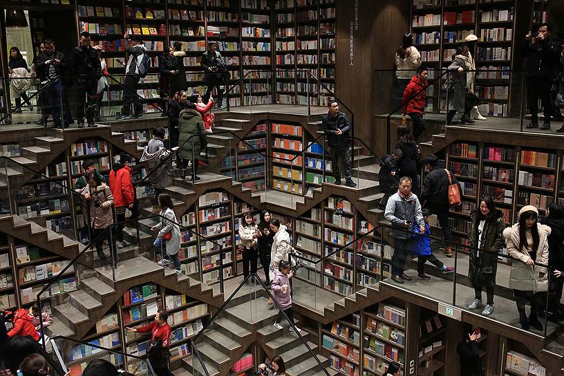Чунцин, Китай. Посетители в книжном магазине